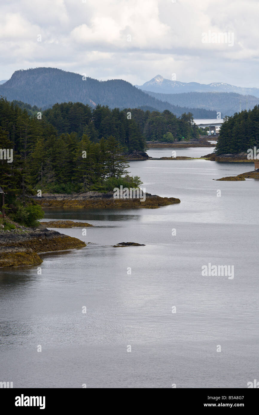 Felsige Küste der östlichen Ärmelkanal in der Nähe von Sitka, Alaska Stockfoto