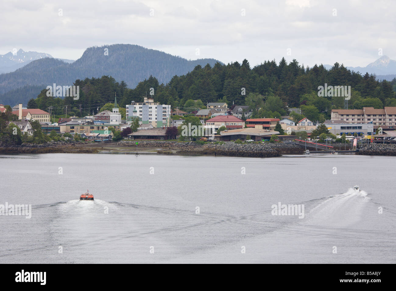 Kreuzfahrt Schiff Tenderboot Ansätze Küstenlinie von Sitka, Alaska Stockfoto