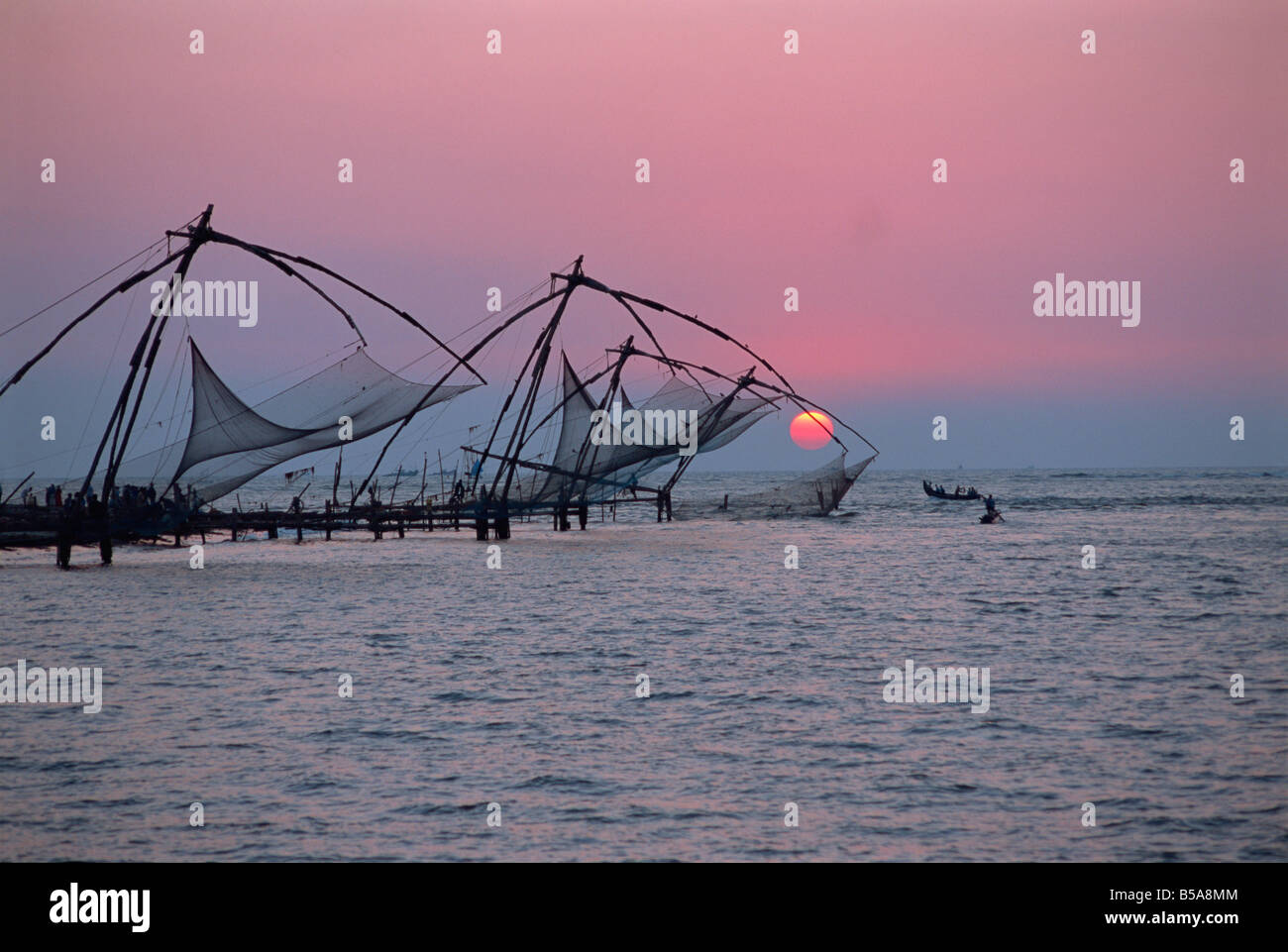 Chinesische Fischernetze bei Sonnenuntergang, Fort Cochin, Kerala Zustand, Indien Stockfoto