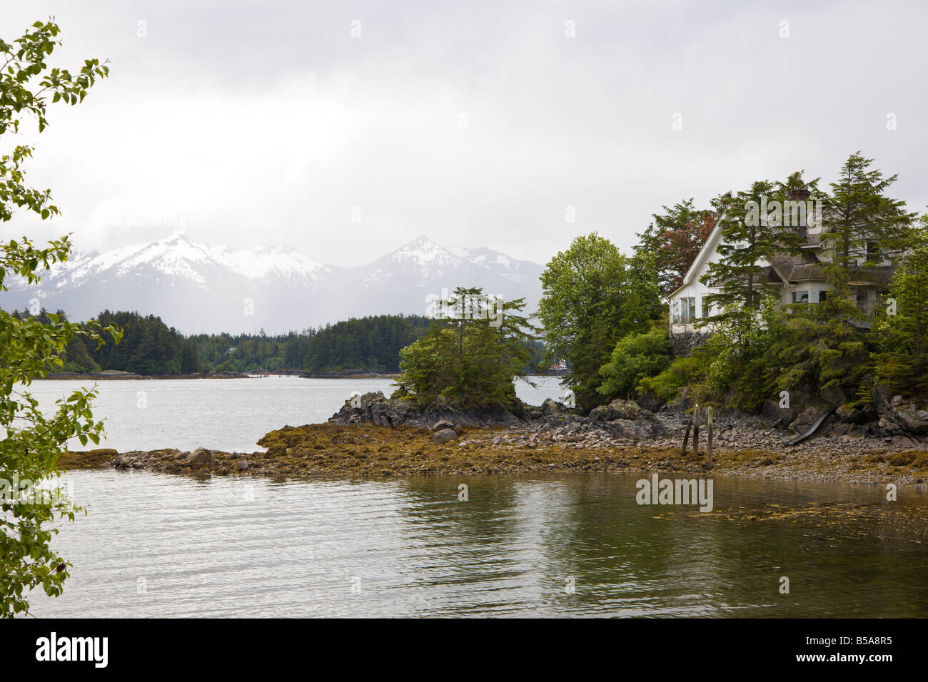 Privathaus auf felsigen Küste in Sitka, Alaska Stockfoto