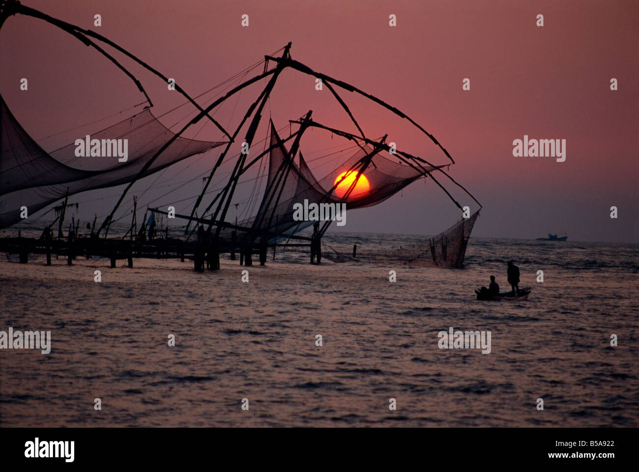 Fischernetze bei Sonnenuntergang, Cochin, Kerala Zustand, Indien Stockfoto