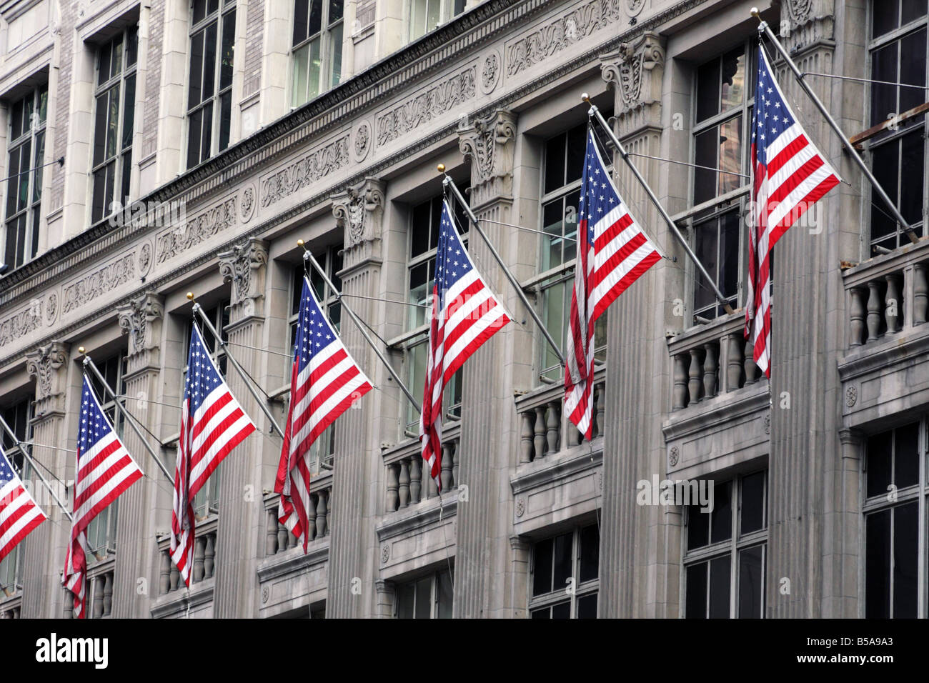 Amerikanische Flaggen im Saks Company Building an der Fifth Avenue in Manhattan New York City Stockfoto