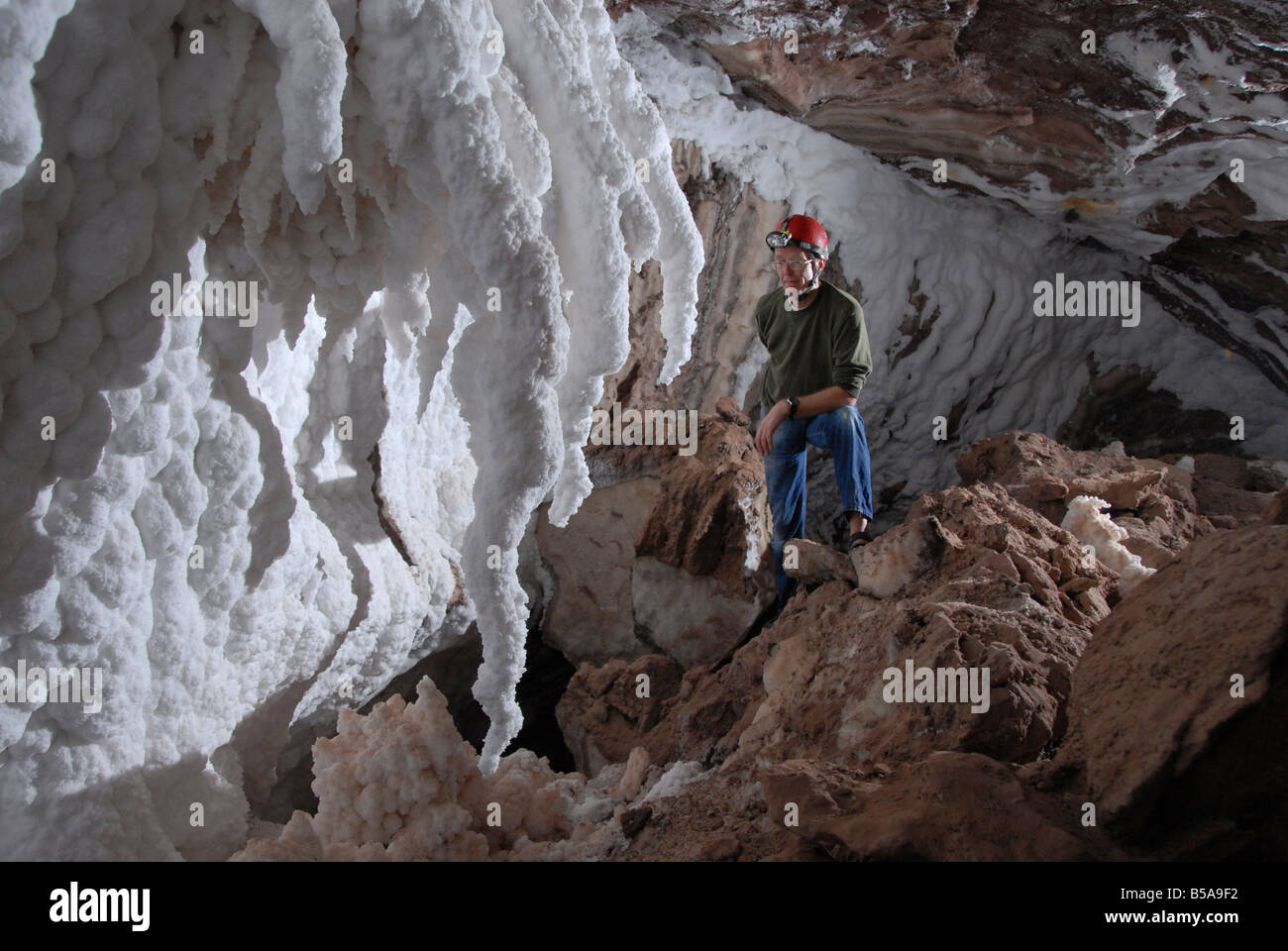 Gebogene Stalaktiten und Wand dann reines Salz in Höhle in Namakdan Salzstock Qeshm Insel südlichen Iran-Nahost Stockfoto