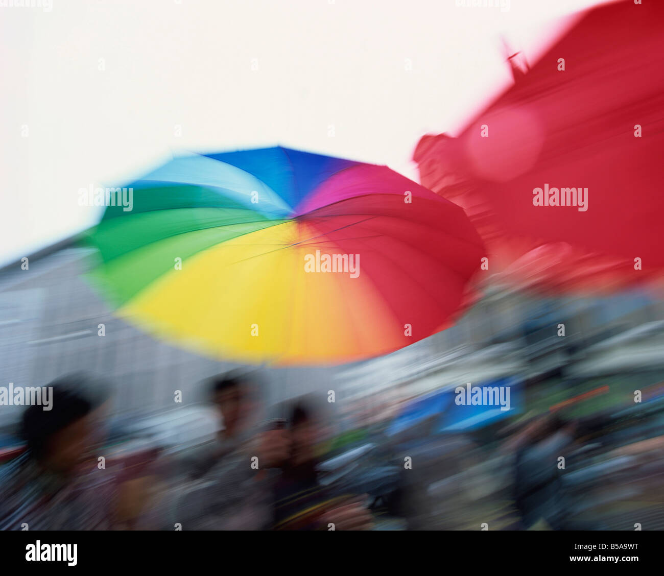 Ein bunter Regenschirm statt gegen den Regen M Mawson Stockfoto
