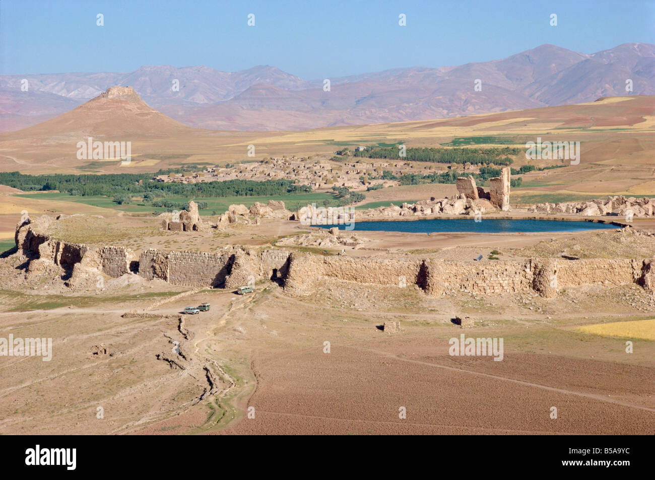 Luftbild der Festung See und Ruinen von Takht-E Sulaiman Iran Nahost D Harney Stockfoto