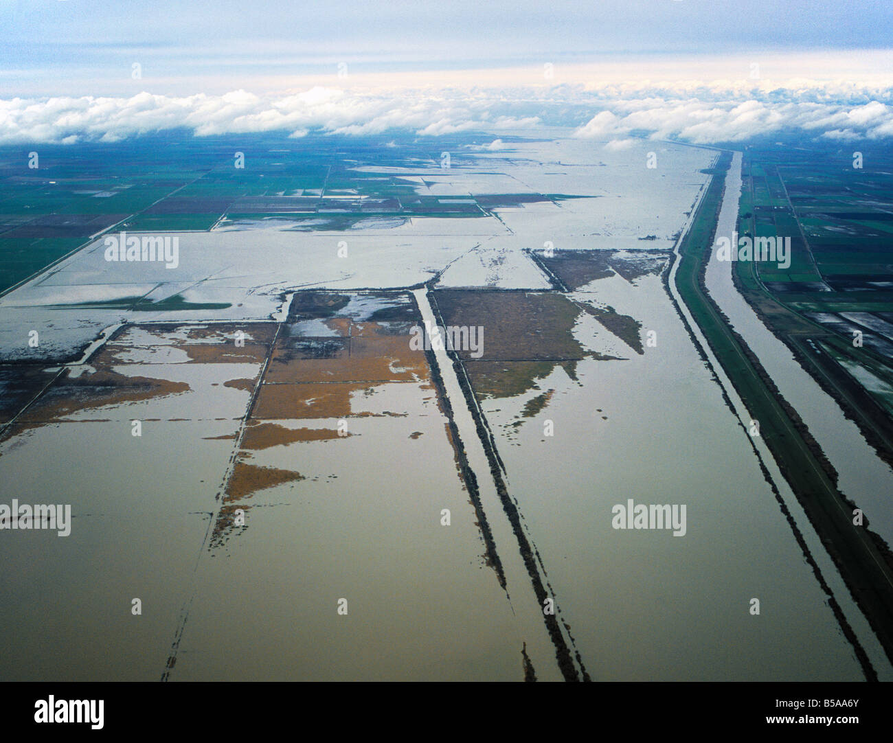 Luftaufnahme über Überschwemmungen gebrochenen Deichen Sacramento-San Joaquin River Delta Kalifornien Sacramento Tiefwasserführung auf der rechten Seite Stockfoto