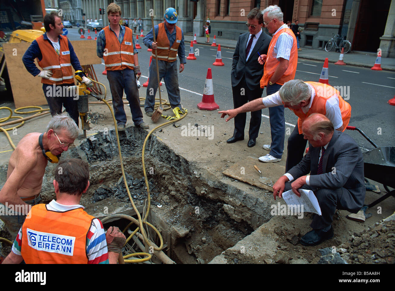 Ingenieure, die Anhörung der Arbeitnehmer auf eine Telekom Arbeit Standort Dublin City centre Irland D Maxwell Stockfoto