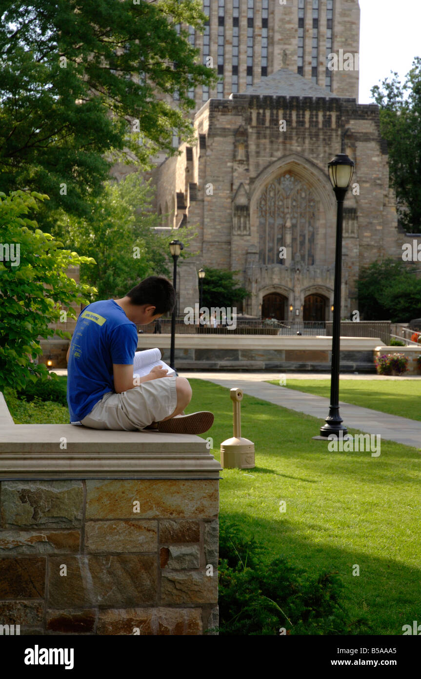 Lesung am Yale Campus mit Sterling-Bibliothek im Hintergrund Stockfoto