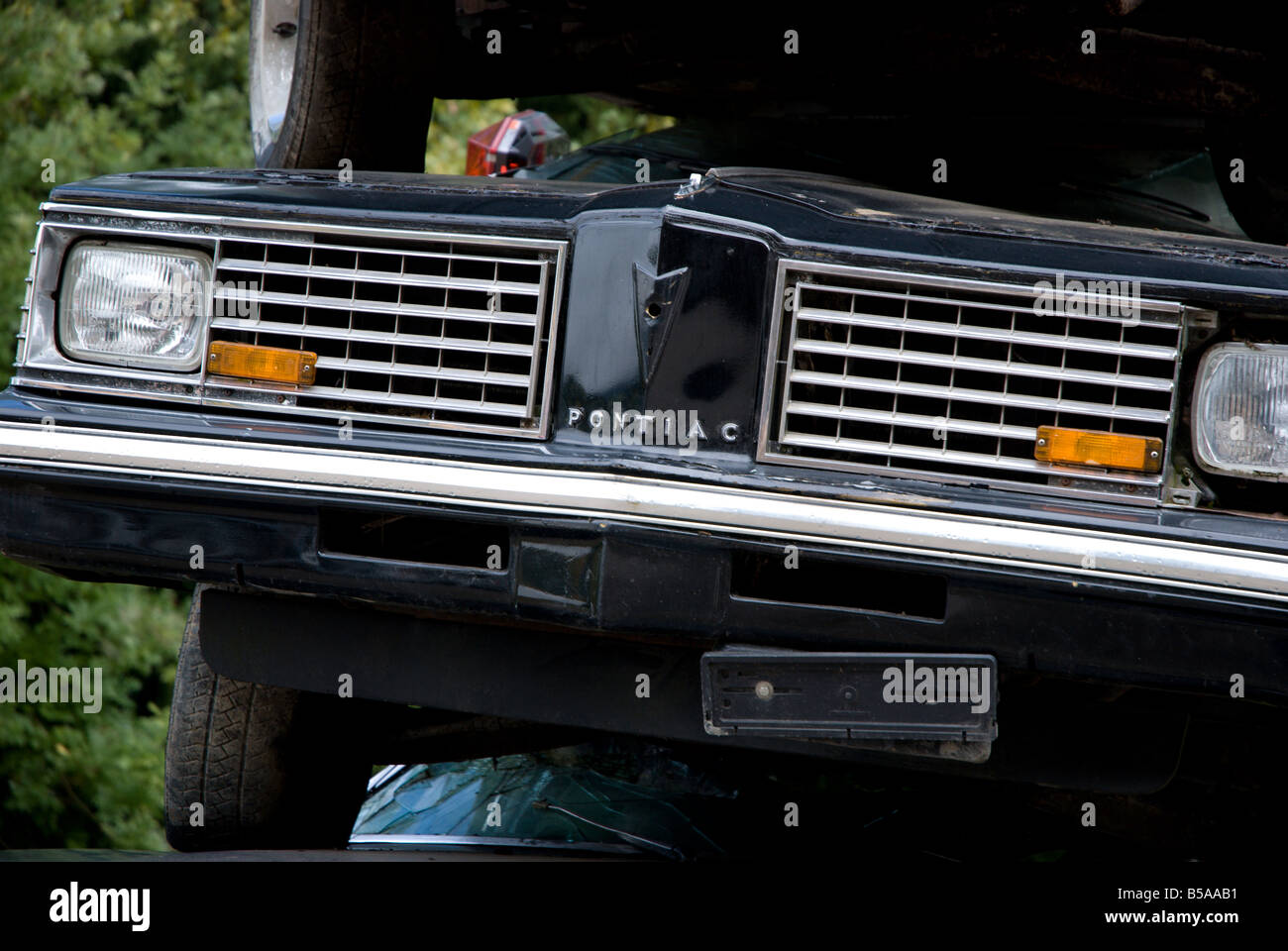 Einen alten Pontiac ist Bestandteil einer Sculphture gemacht zu schauen, wie ein Stapel von alten Polizeiautos Stockfoto
