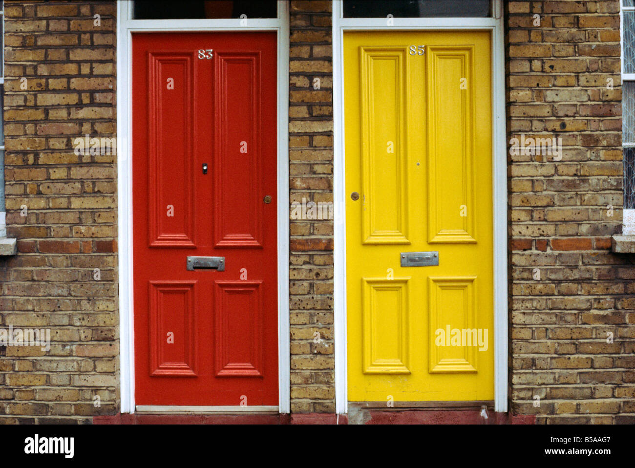 Rot und gelb bemalten Türen Stockfoto