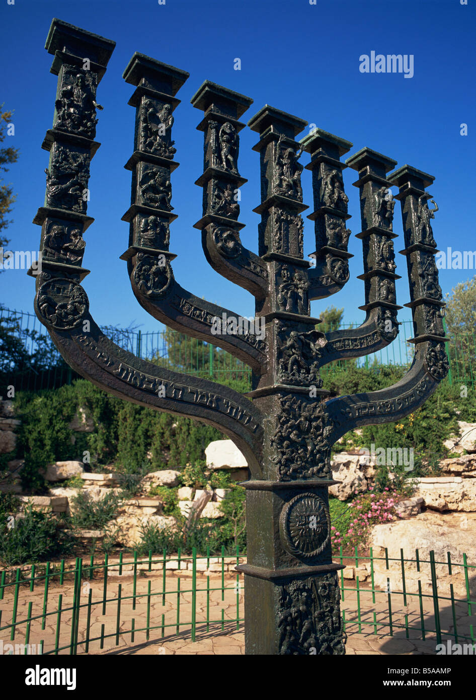 Skulptur des Menorah in der Nähe von der Knesset in Jerusalem, Israel, Nahost Stockfoto
