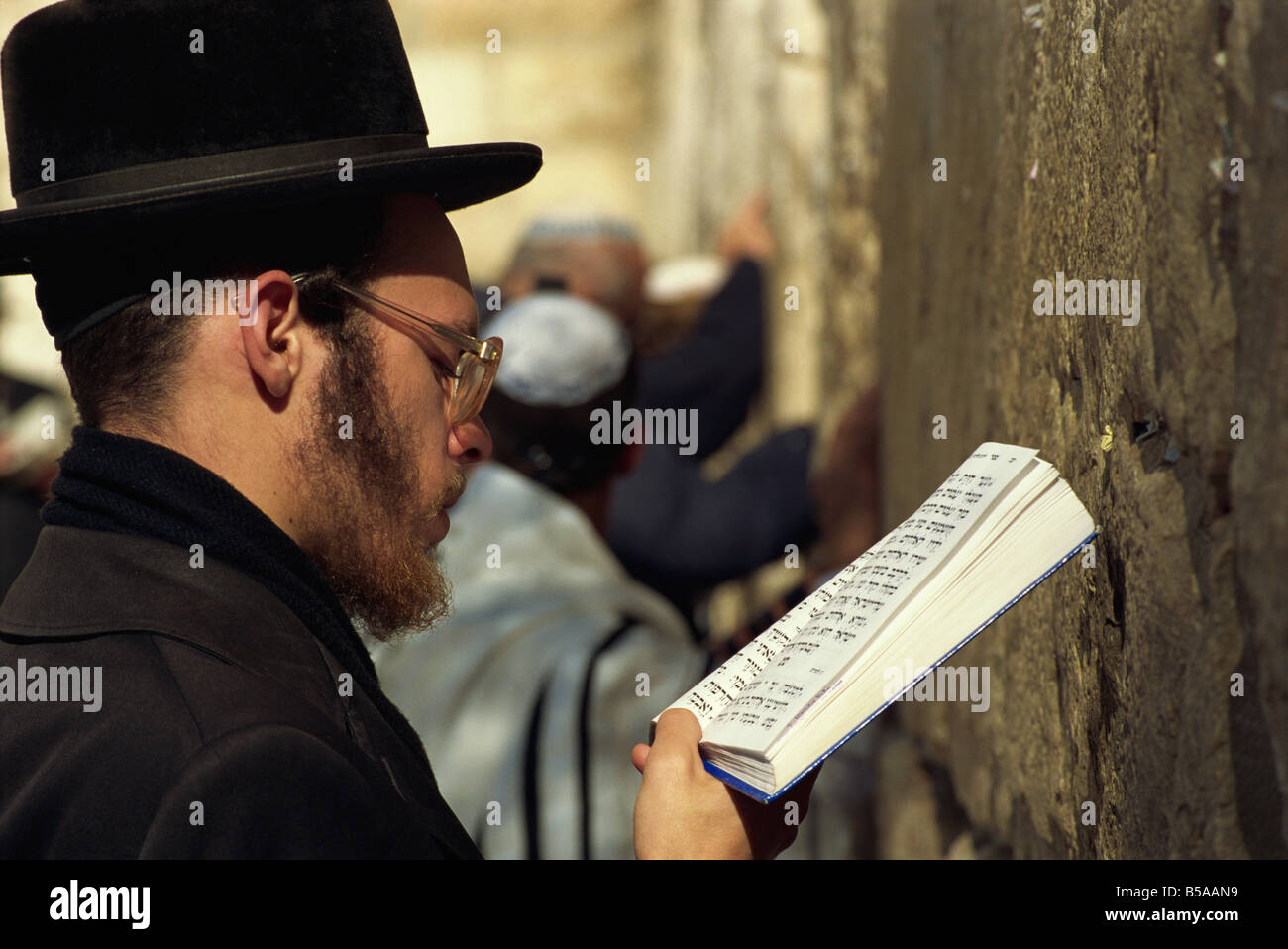 Nahaufnahme von orthodoxen Juden zu beten, mit einem Buch in der Hand an der Klagemauer in Jerusalem, Israel, Nahost Stockfoto