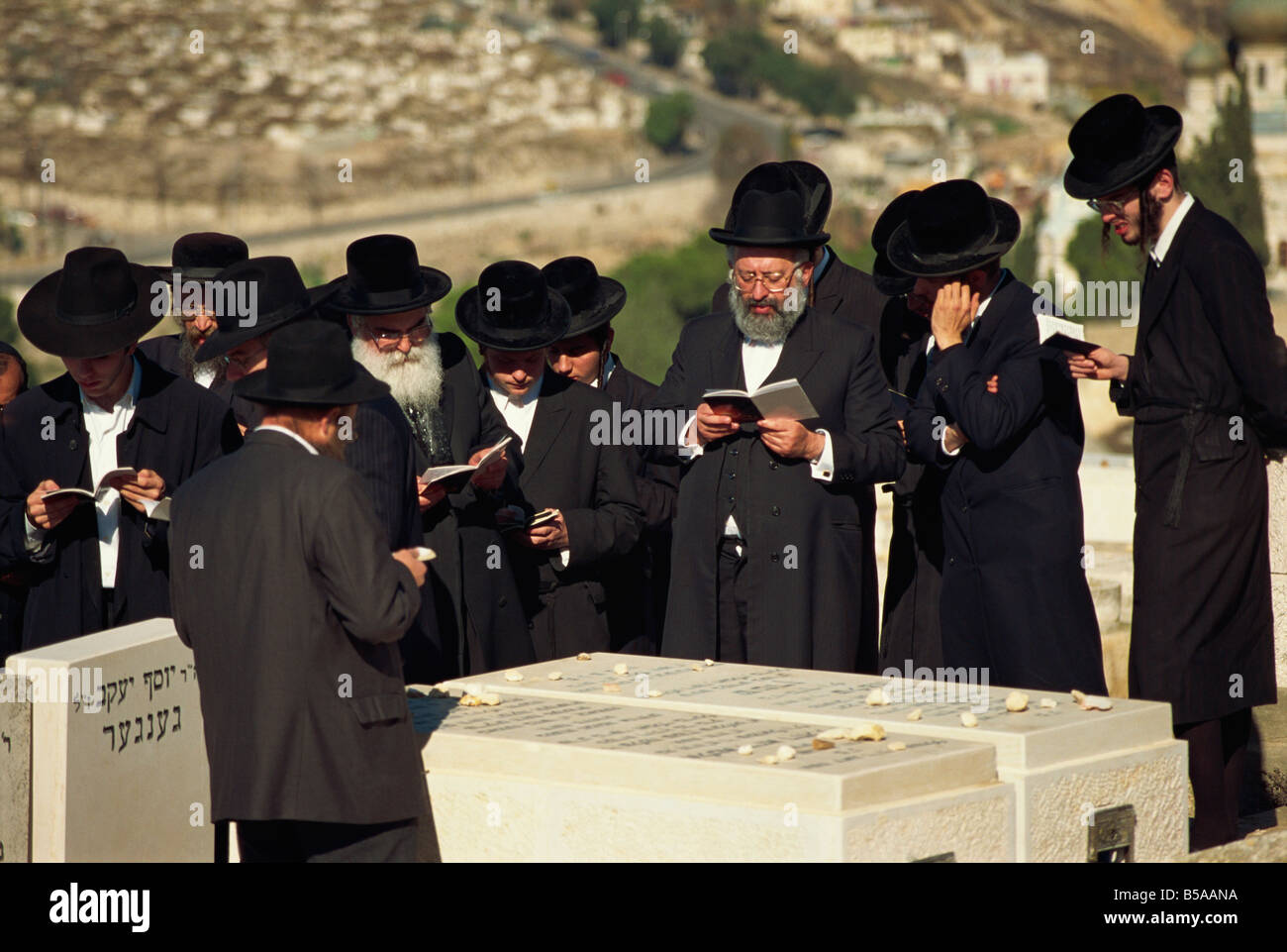 Orthodoxe Juden beten auf einem Grab auf dem Ölberg in Jerusalem, Israel, Nahost Stockfoto