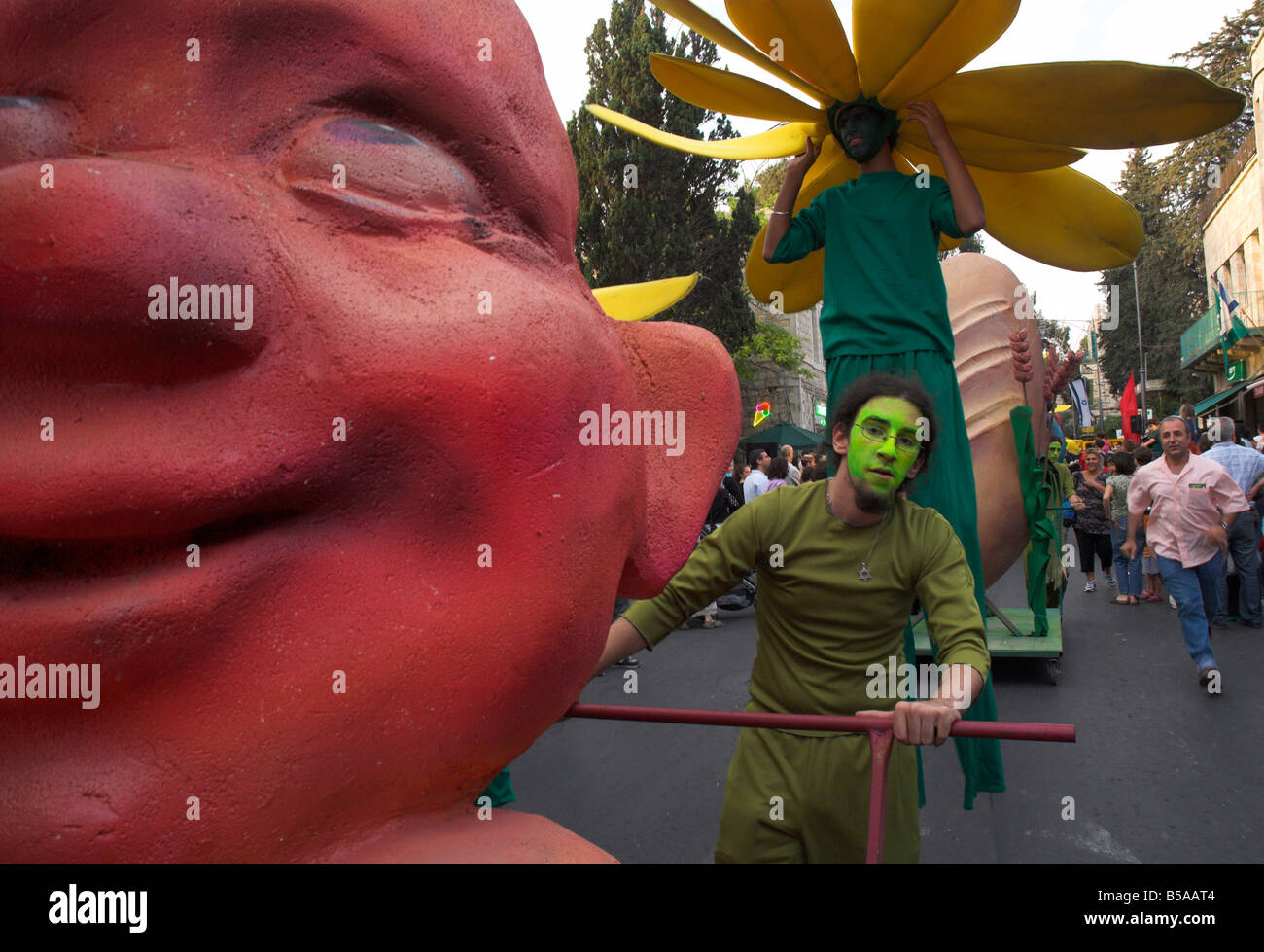 Junger Mann drängen Schwimmer in street-Parade für das jüdische fest der Emq Refaim Straße, deutsche Kolonie, Shavouot, Jerusalem, Israel Stockfoto