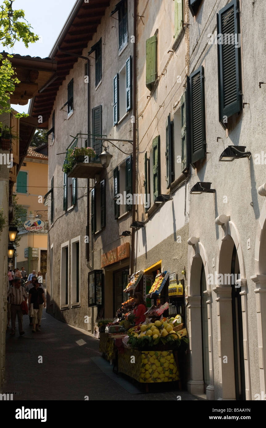 Ein Obst-Shop in der alten Stadt von Limone, Gardasee, Lombardei, Italien, Europa Stockfoto