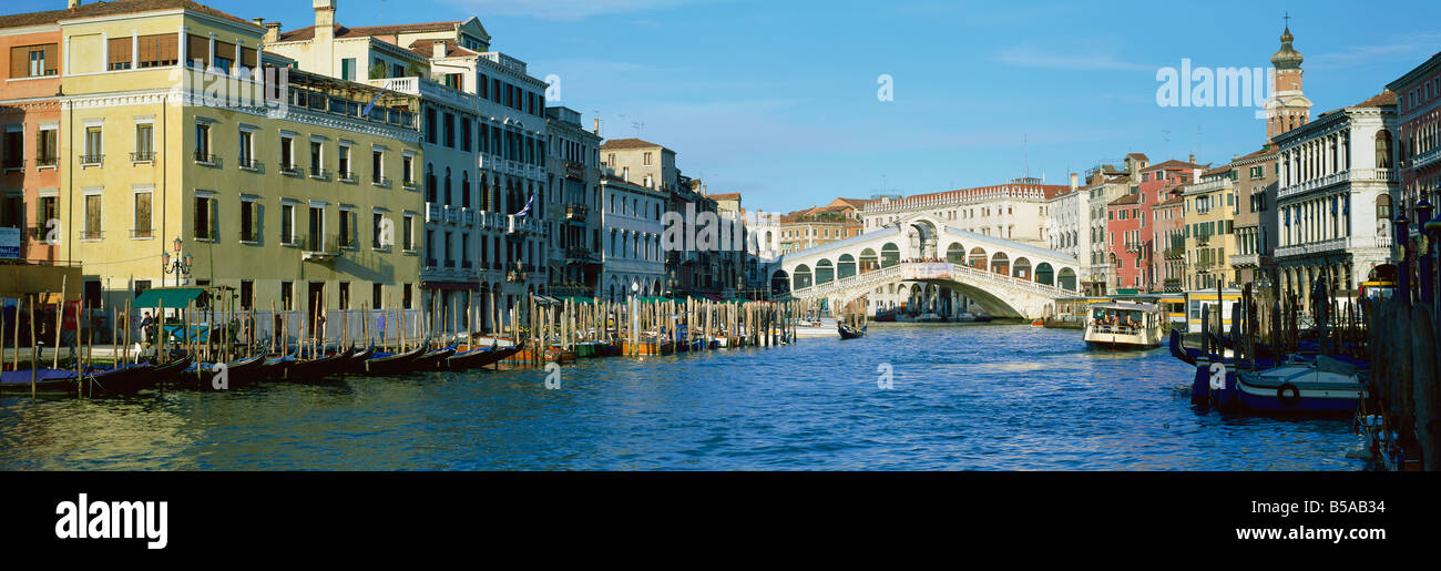Blick auf Canal Grande in Richtung Rialto-Brücke Venedig UNESCO World Heritage Site Veneto Italien Europa Stockfoto