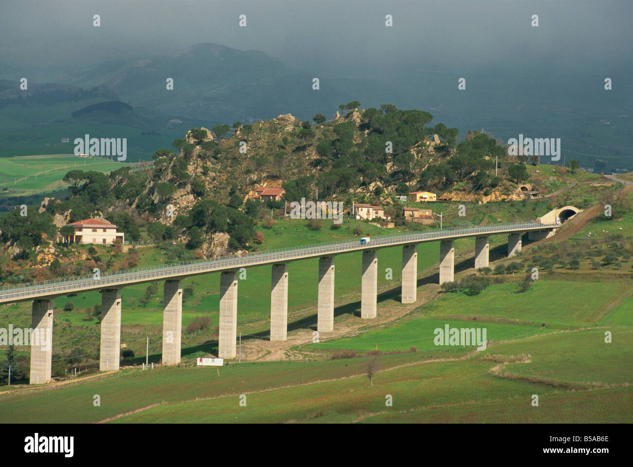 Erhöhte Autobahn Nikosia-Sizilien-Italien-Europa Stockfoto