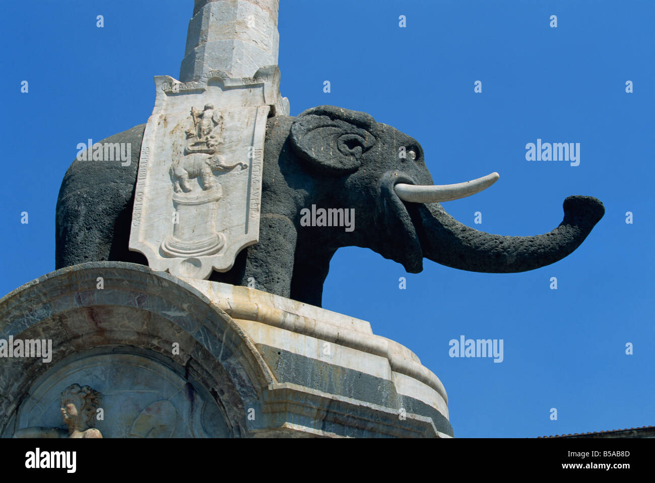 Einen Brunnen aus dem 18. Jahrhundert mit Lava Elefant und ägyptischen Obelisken, Piazza del Duomo, Catania, Sizilien, Italien, Europa Stockfoto
