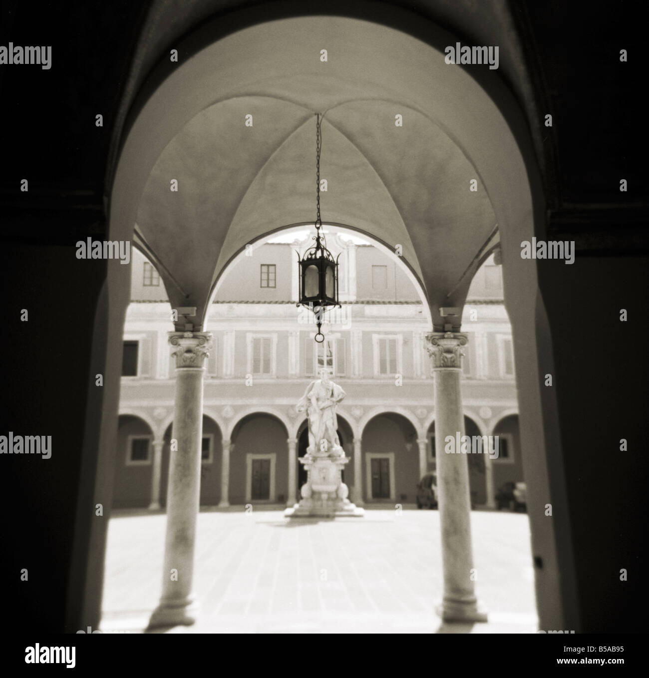 Bild aufgenommen mit einer Holga Mittelformat 120 Film Spielzeugkamera Ansicht durch Torbögen in sonnendurchfluteten Innenhof, Pisa, Toskana, Italien Stockfoto