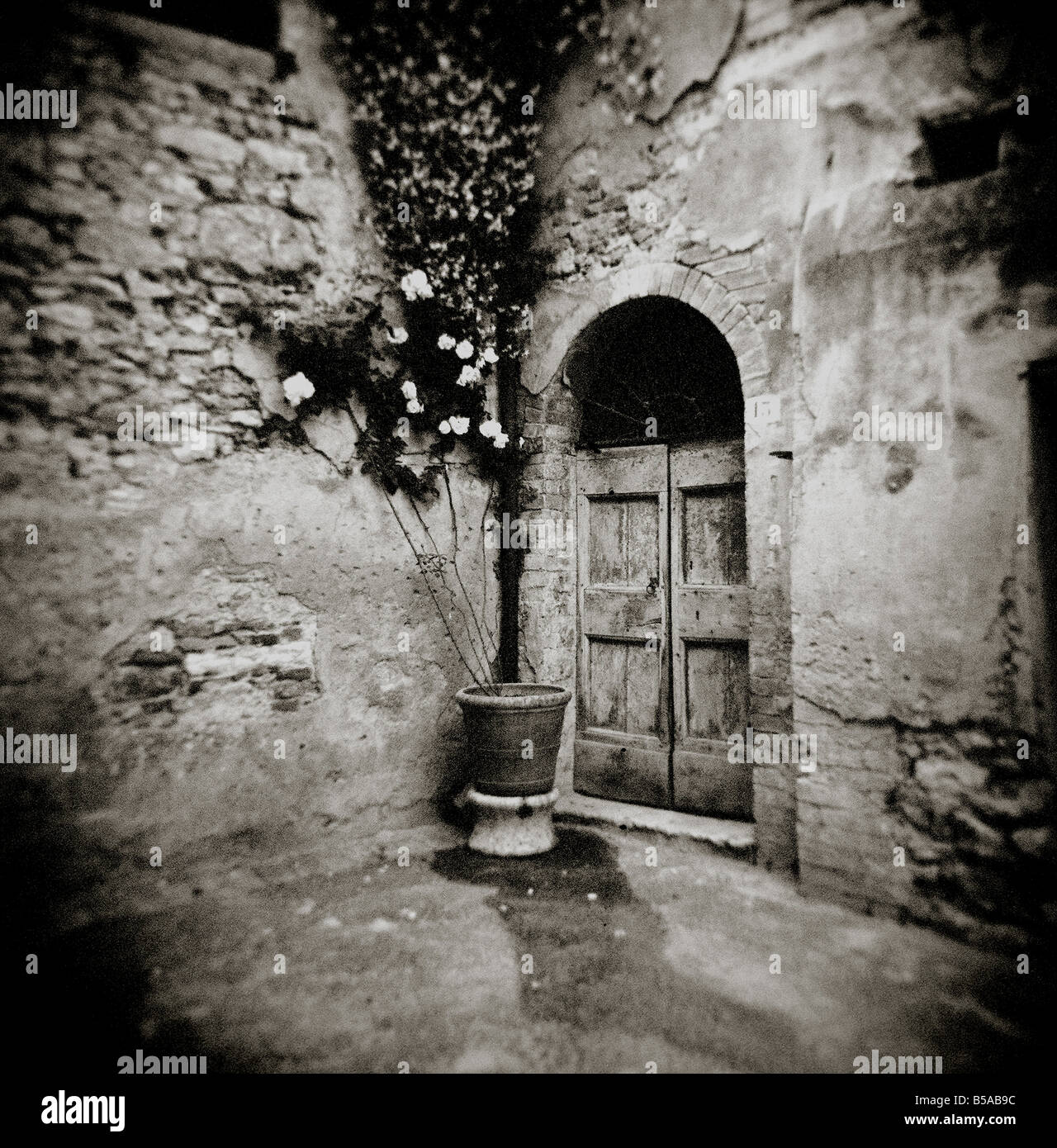 Ecke des ruhigen Platz im Dorf Lucignano d ' Asso, Toskana, Italien Stockfoto