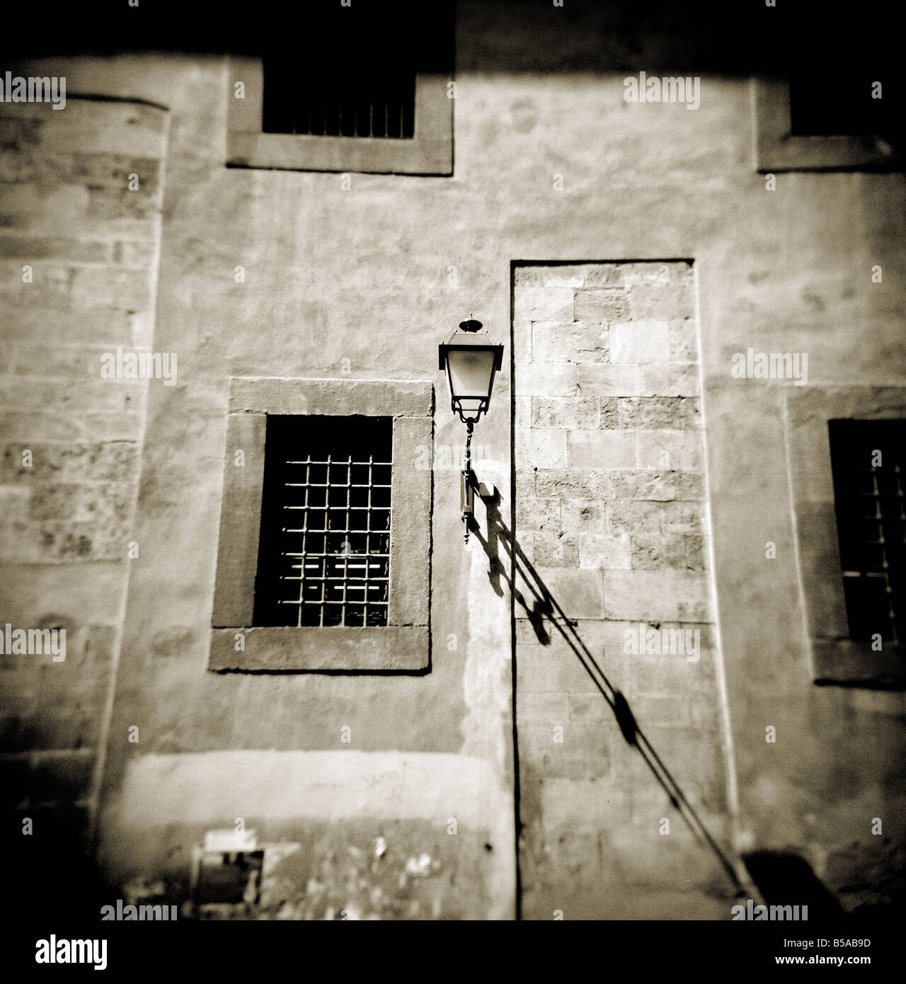 Detail an Wand der alten Gebäude zeigen, Straßenlaterne, Fenster und Schatten, Pisa, Toskana, Italien Stockfoto