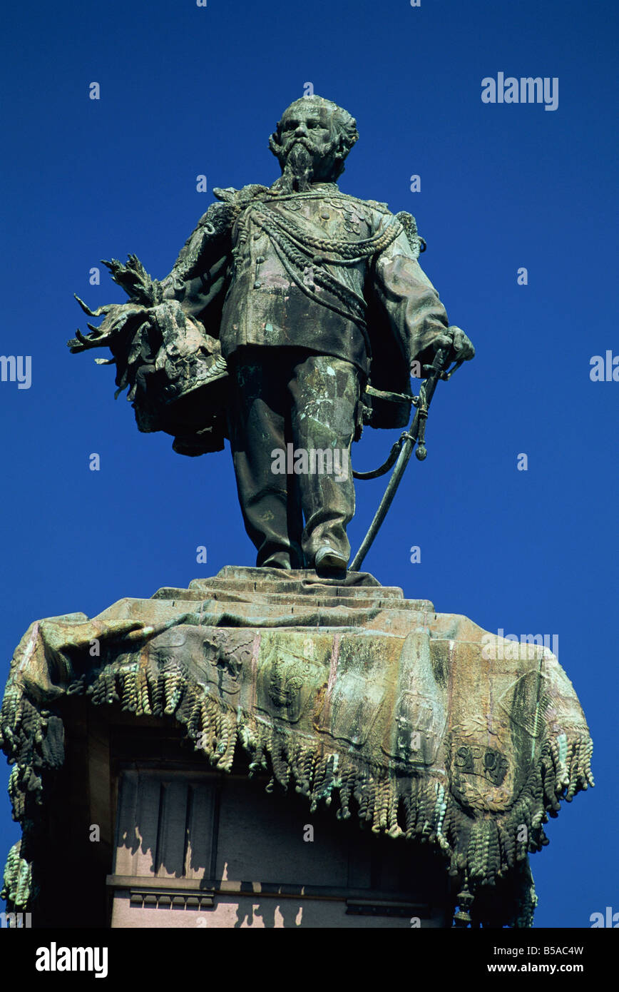 Statue von Vittorio Emanuele II berühmt für seine kleine Statur in der Stadt Turin Piemont Italien D Maxwell Stockfoto