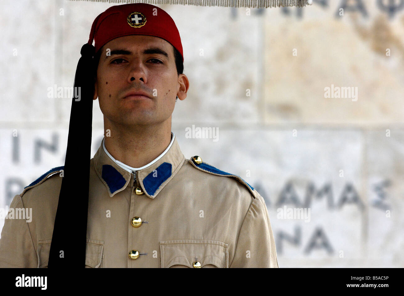 Traditionell gekleideter Soldat, ein Evzone, Gaurding das griechische Parlament in Athen. Stockfoto