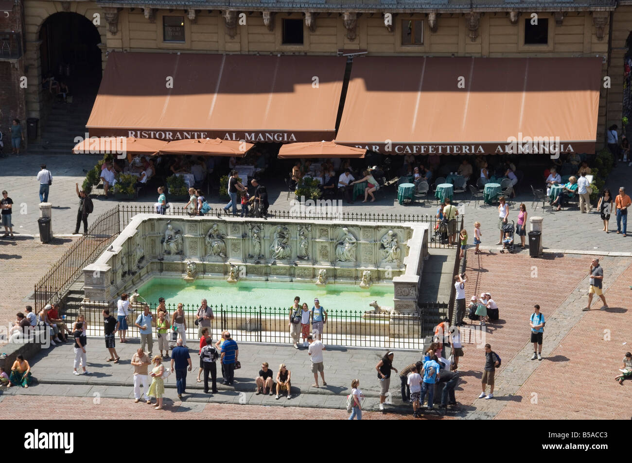 Blick auf die Piazza del Campo aus dem Palazzo Pubblico, Siena, Toskana, Italien, Europa Stockfoto