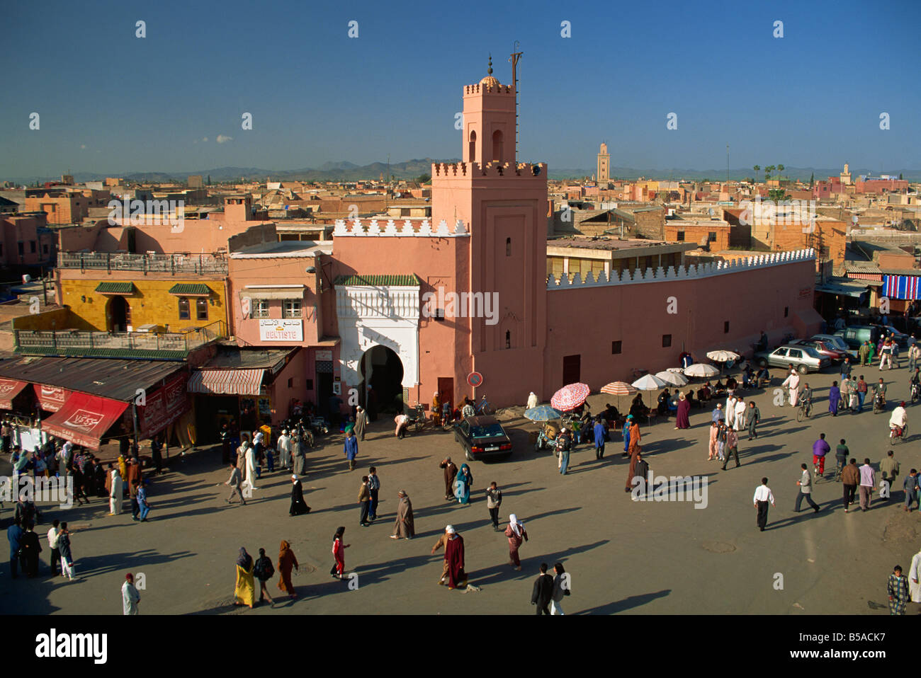 Moschee und Djemaa el Fna in Marrakesch, Marokko, Nordafrika, Afrika Stockfoto