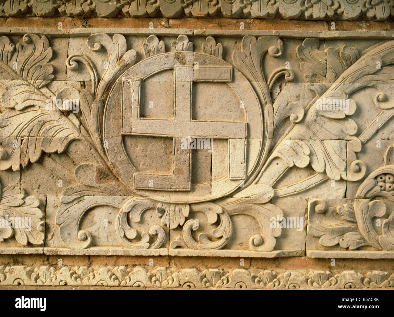 Linderung von Hakenkreuz eine alte Hindu Symbol Tempel von Goa Lawah östlich von Klungkung Bali Indonesien Südost-Asien Asien Stockfoto