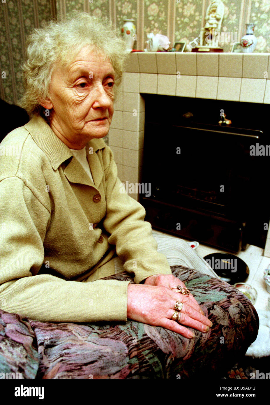 Ulster Rentner Jessie McKnight verliert Winter Hilfe sammeln Jan 1999 Hunderte bedürftige Ulster Rentner aus kaltem Wetter Zahlungen wegen Bürokratie die 50 die Zahlungen des Staates soll dabei helfen, die ärmsten Rentner den harten Winter überleben eingefroren wird von keinem Nutzen für die Frauen, die stellte sich 60 und die Männer, die 65 wandte sich nach die Regierung s abgeschnitten Datum des 17. November 1998 ein solcher Unfall Shankill Frau begann Jessie MckNight ihre Rente spät in November 1998 und dachte, sie war automatisch Anspruch auf die einmalige Zahlung, wenn sie auf soziale Dienste rief ihr wurde gesagt, dass sie Stockfoto