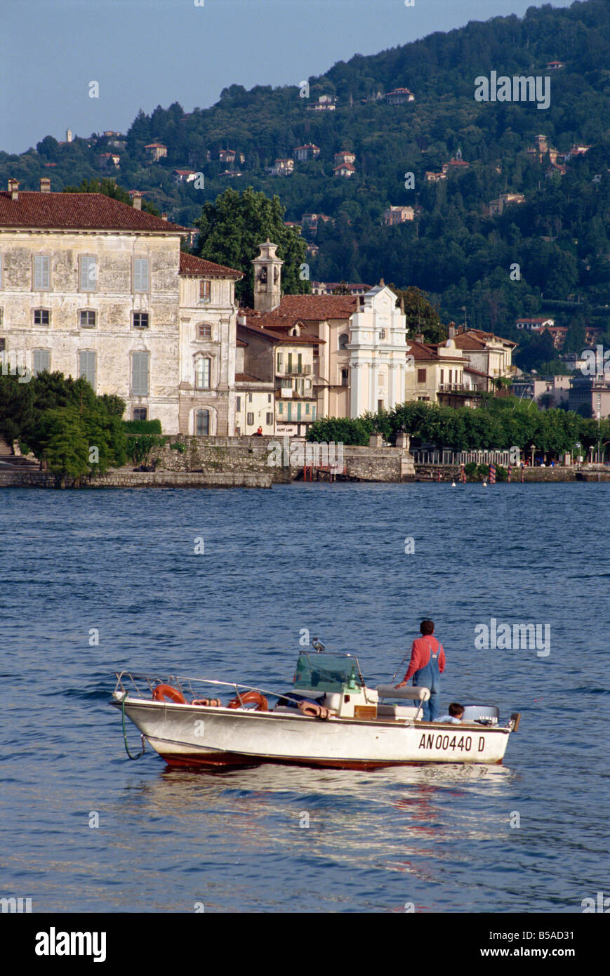 Kleines Boot am Lago Maggiore mit Isola Bella jenseits in Piemont Italien Europa Stockfoto