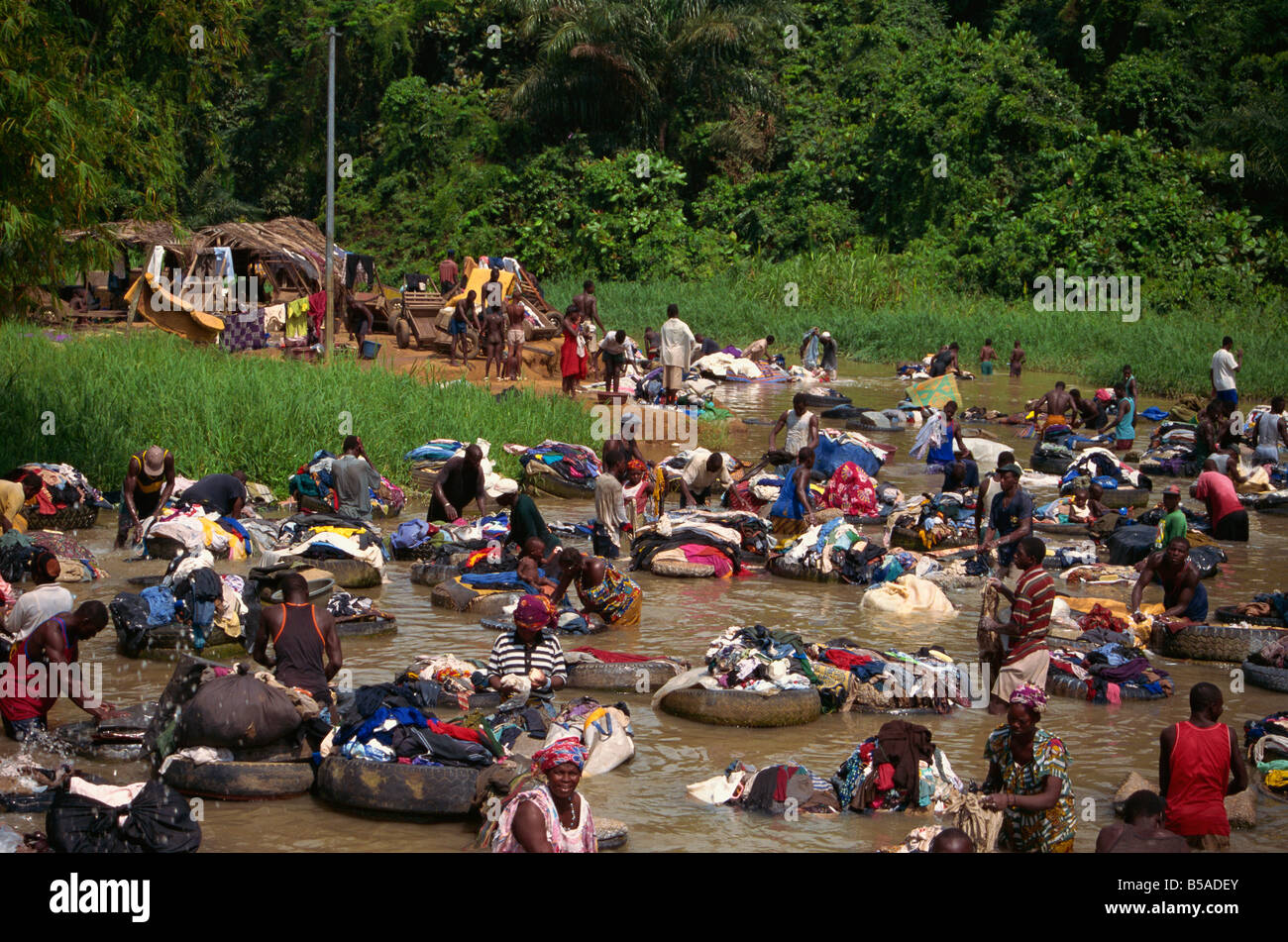 Altreifen verwendet für Wäsche Abidjan Elfenbeinküste West Afrika Stockfoto
