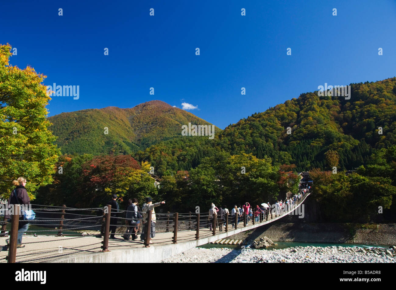 Hängebrücke mit Touristen am Standort des Gassho Zukkuri, Shirakawago Bezirk, Ogi Stadt, Präfektur Gifu, Insel Honshu, Japan Stockfoto