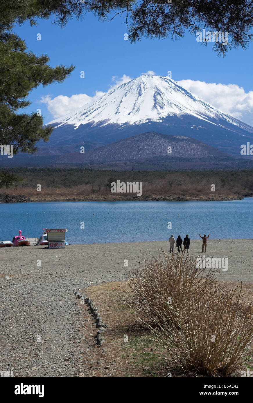 Vier Personen neben See Shoji mit Mount Fuji hinter Shojiko, zentralen Honshu, Japan Stockfoto