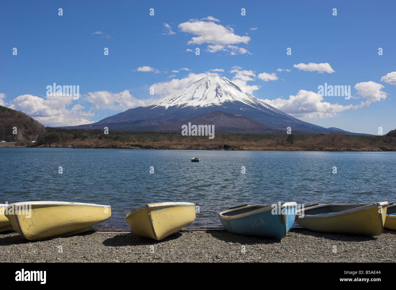 Kleine Boote neben See Shoji mit Mount Fuji hinter Shojiko, zentralen Honshu, Japan Stockfoto