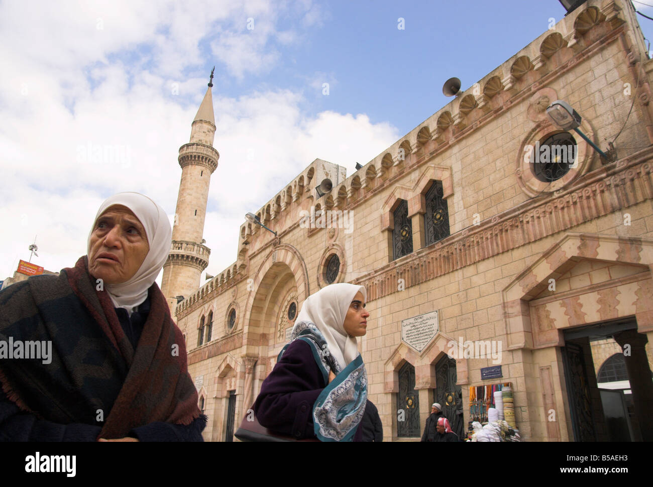 Zwei Frauen zu Fuß vorbei an König Hussein Mosque, Innenstadt, Amman, Jordanien, Naher Osten Stockfoto