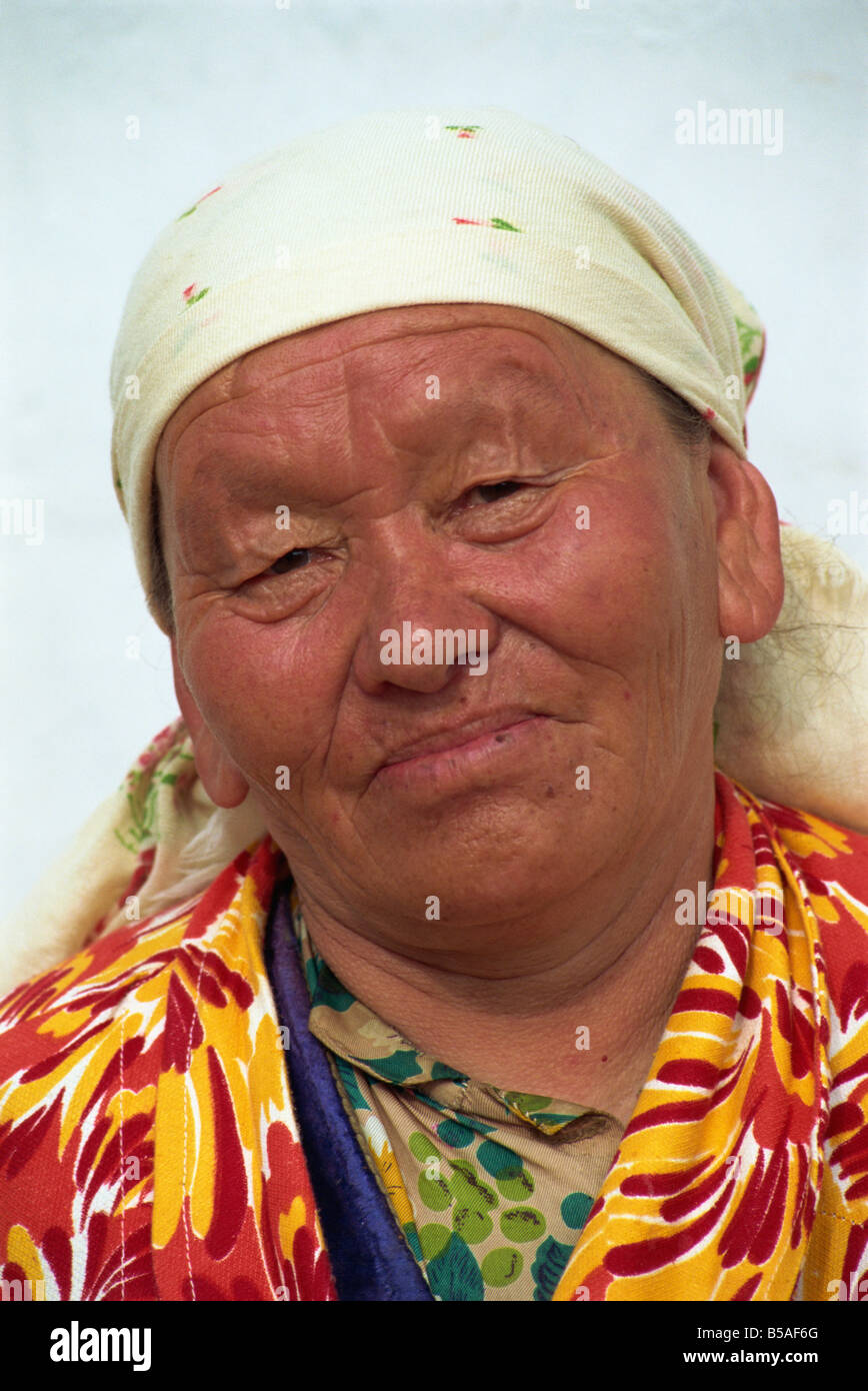 Kirgisischen Bäuerin, Otoraigur, in der Nähe von Balikchi, Kirgisien, Zentralasien Stockfoto