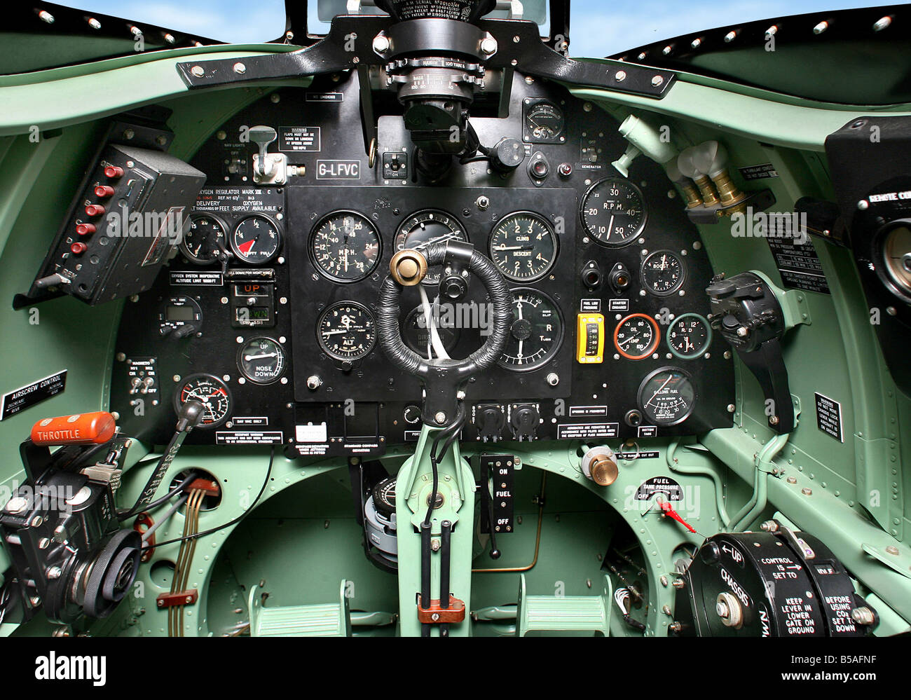 Cockpit einer Spitfire MkV zeigt die Instrumententafel und Steuerungen mit  Dank der Restaurierung Aircraft Company im Duxford dafür, dass wir das Foto  des Flugzeugs Stockfotografie - Alamy