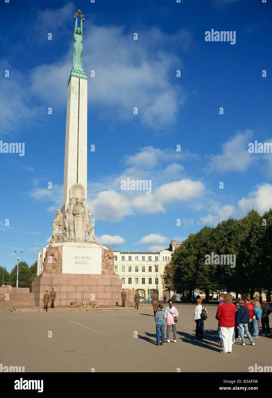 Letten und Wachen vor dem Freiheitsdenkmal in der Stadt Riga, Lettland, Baltikum, Europa Stockfoto