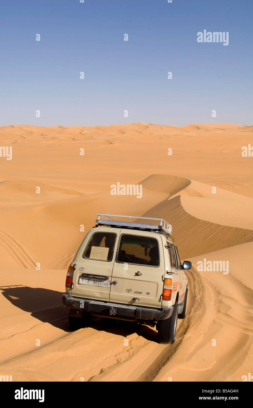 SUV auf Sanddünen, Erg Awbari, Sahara Wüste, Fezzan, Libyen, Nordafrika, Afrika Stockfoto