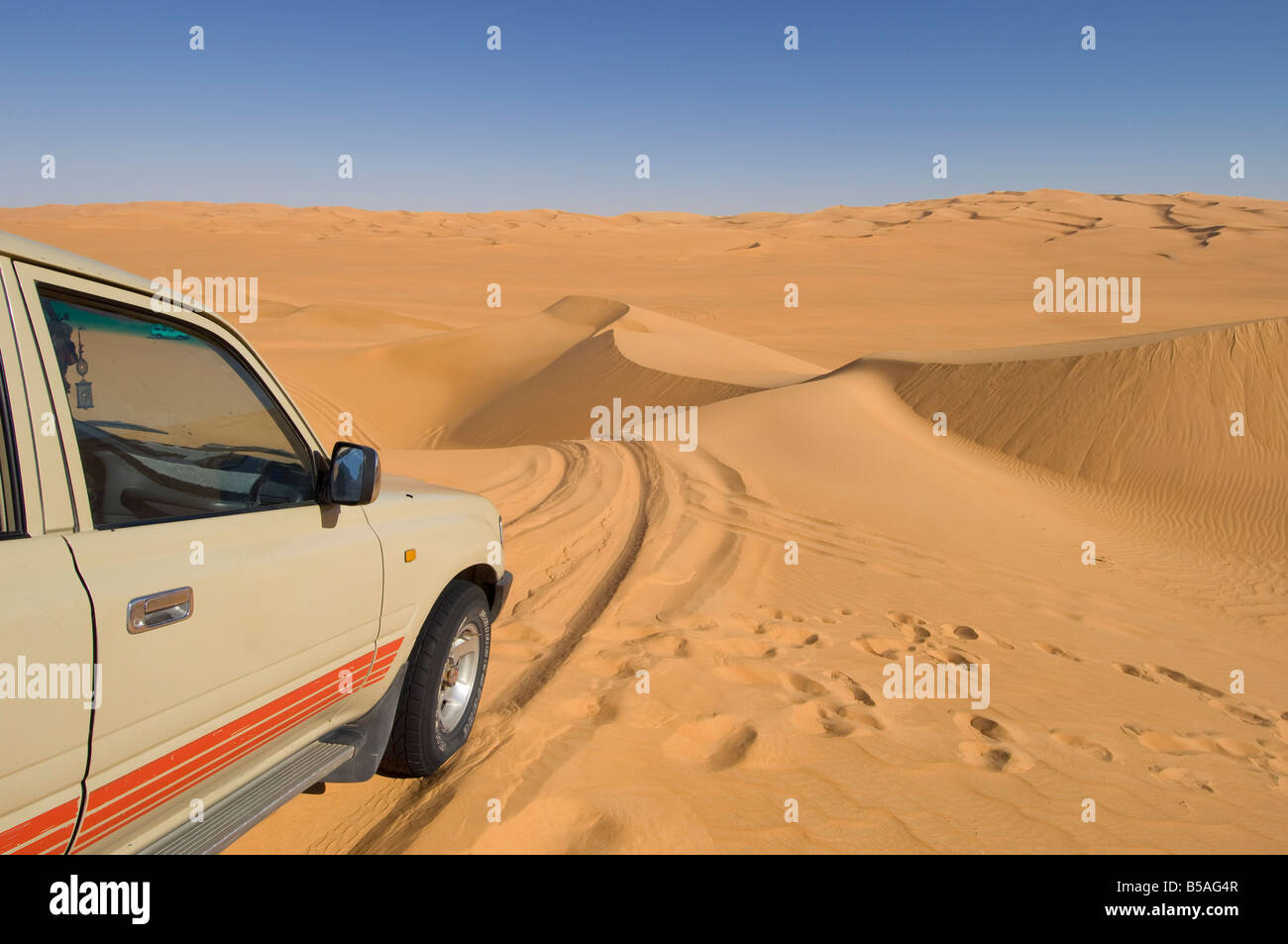 SUV auf Sanddünen, Erg Awbari, Sahara Wüste, Fezzan, Libyen, Nordafrika, Afrika Stockfoto