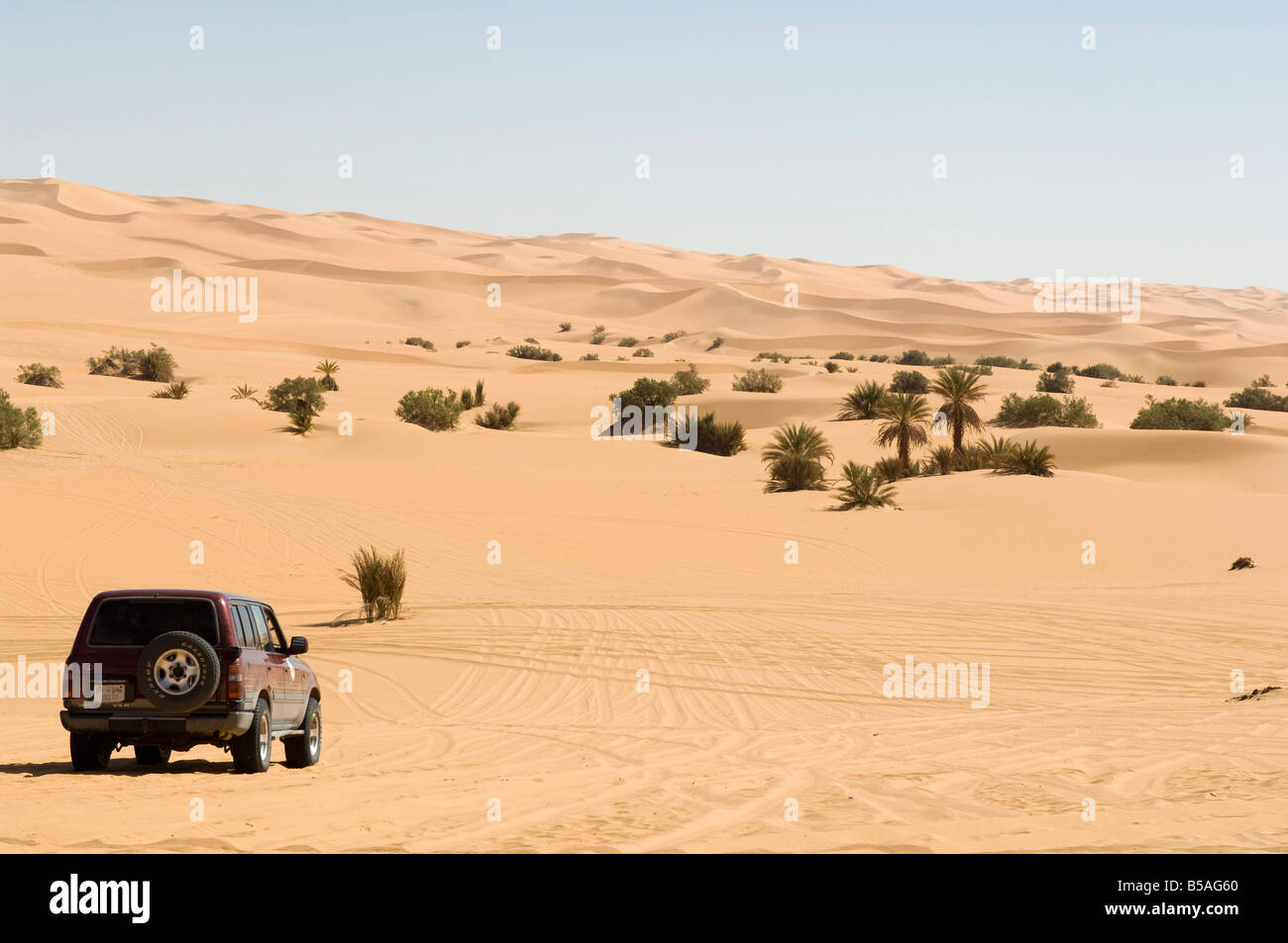 SUV in der Nähe von Mafu See, Erg Awbari, Sahara Wüste, Fezzan, Libyen, Nordafrika, Afrika Stockfoto
