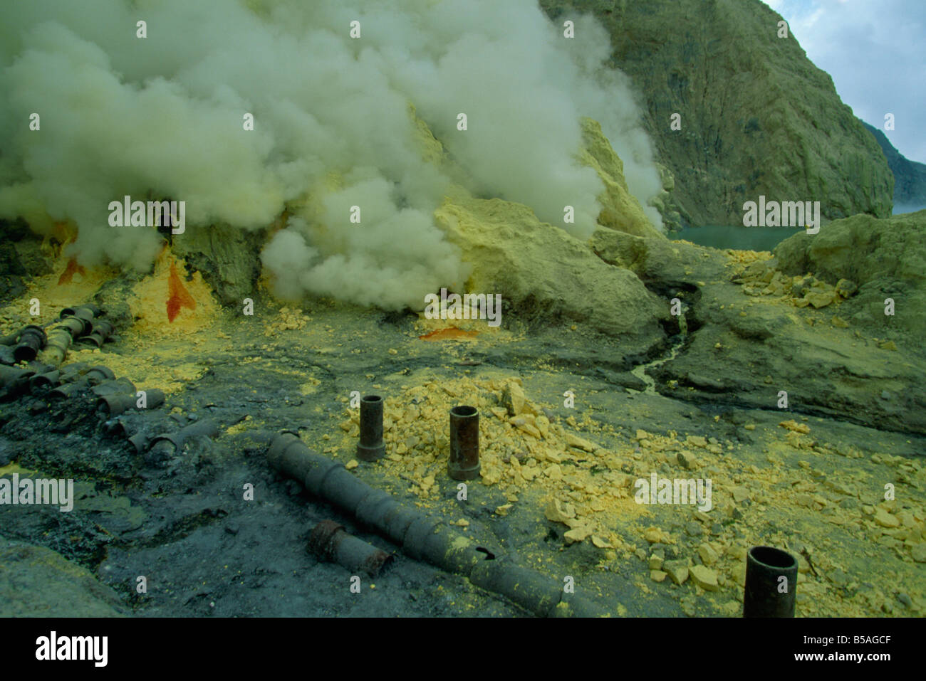 Schwefel Rauch aus Fumarolen im Krater, Vulkan Gunung Ijen, Java, Indonesien, Südostasien Stockfoto