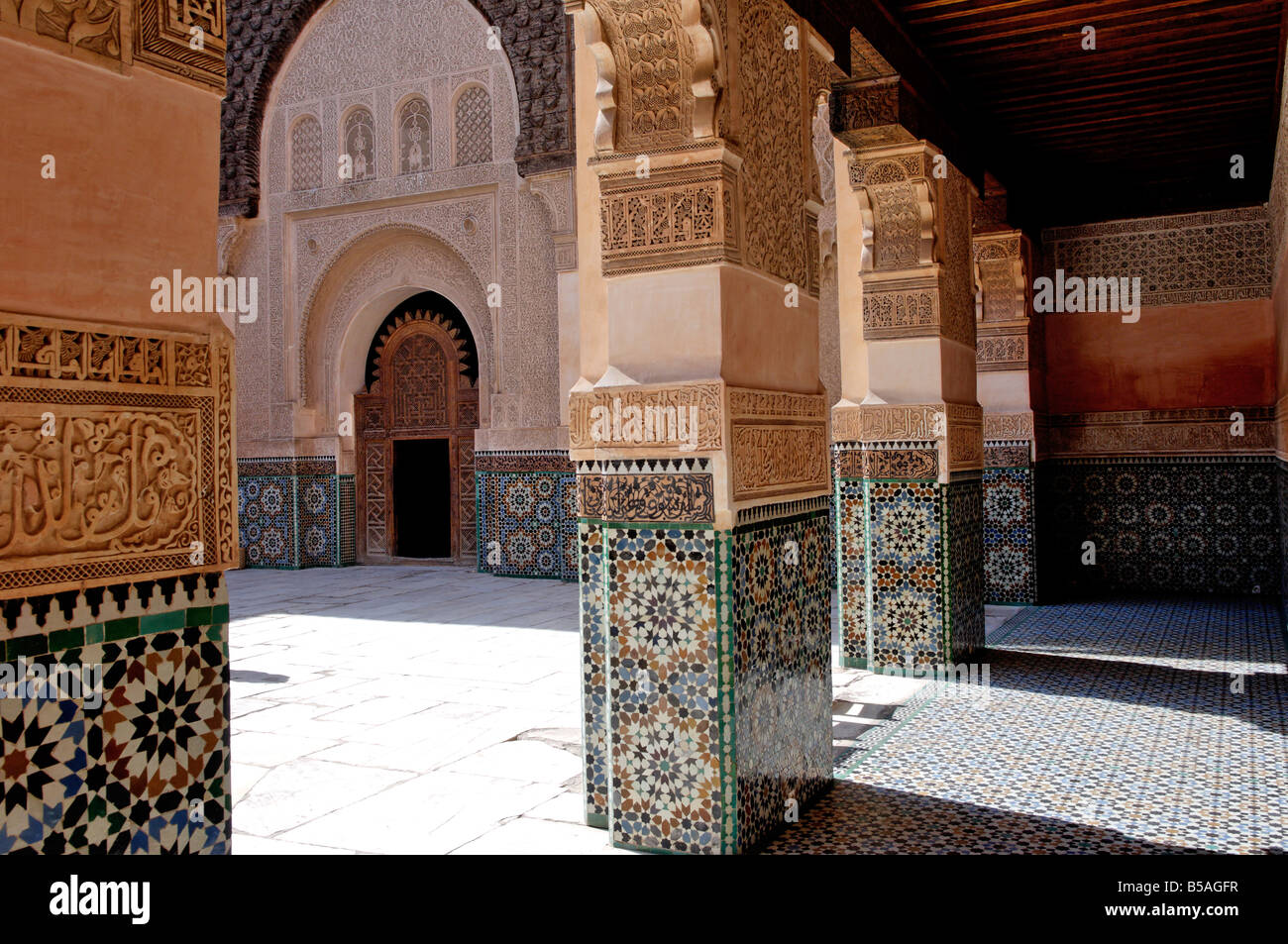 Die Medersa Ben Youssef, reich verziert mit Marmor, geschnitzte Holz und Putz, Medina, Marrakesch, Marokko, Afrika Stockfoto