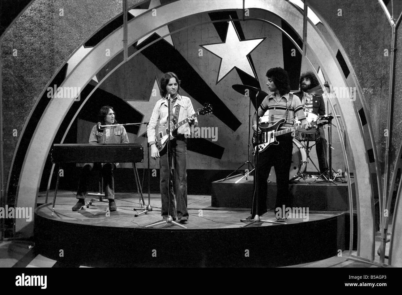 Die Dreharbeiten der TV-Musik-Chart-Show Top of the Pops in den BBC-Studios. Pop-Gruppe 10cc Durchführung auf der Bühne April 1975 Stockfoto