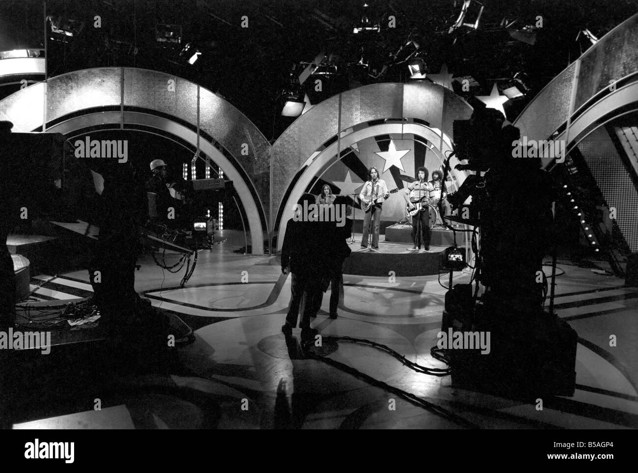 Die Dreharbeiten der TV-Musik-Chart-Show Top of the Pops in den BBC-Studios. Pop-Gruppe 10cc Durchführung auf der Bühne April 1975 Stockfoto