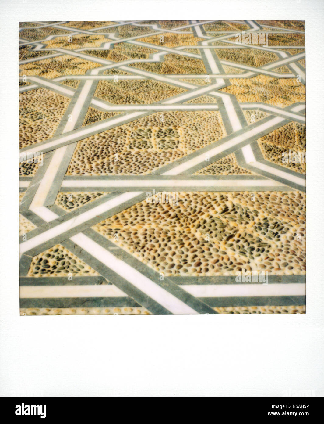 Polaroid Image der geometrischen Mustern in ebnet am Mausoleum von Mohammed V Rabat Marokko Nordafrika Afrika Stockfoto