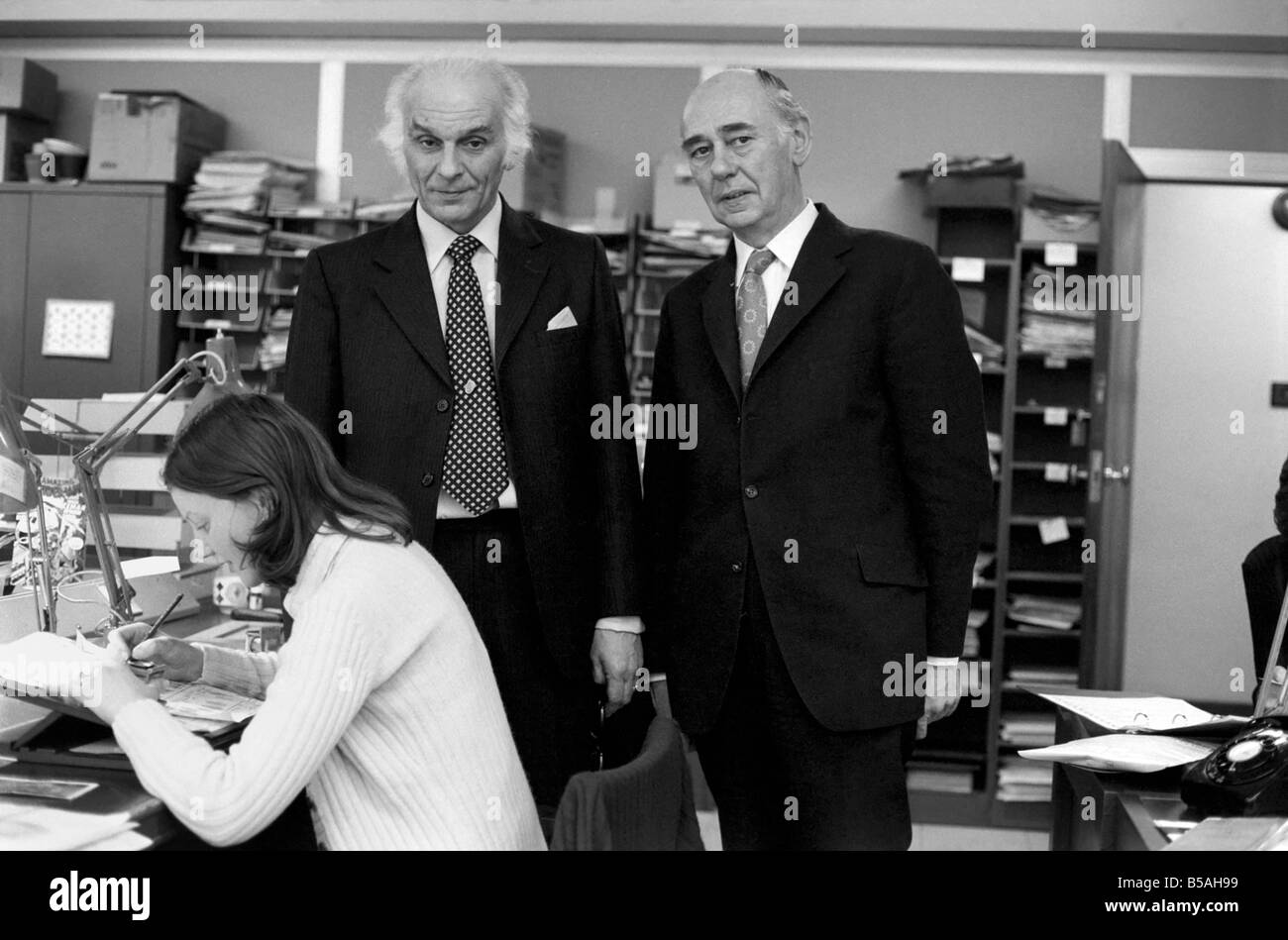 Scotland Yard: Fingerabdrücke bei Scotland Yard. L., R: Detective Chief Supt. Gerald Lambourne, Commander Bob Torf und Deputy Assistant Commissioner Bob Halliday im Finger print Fachbereich mit (links) Anne Hyne, 22, Erith, Kent. April 1975 75-1903-001 Stockfoto