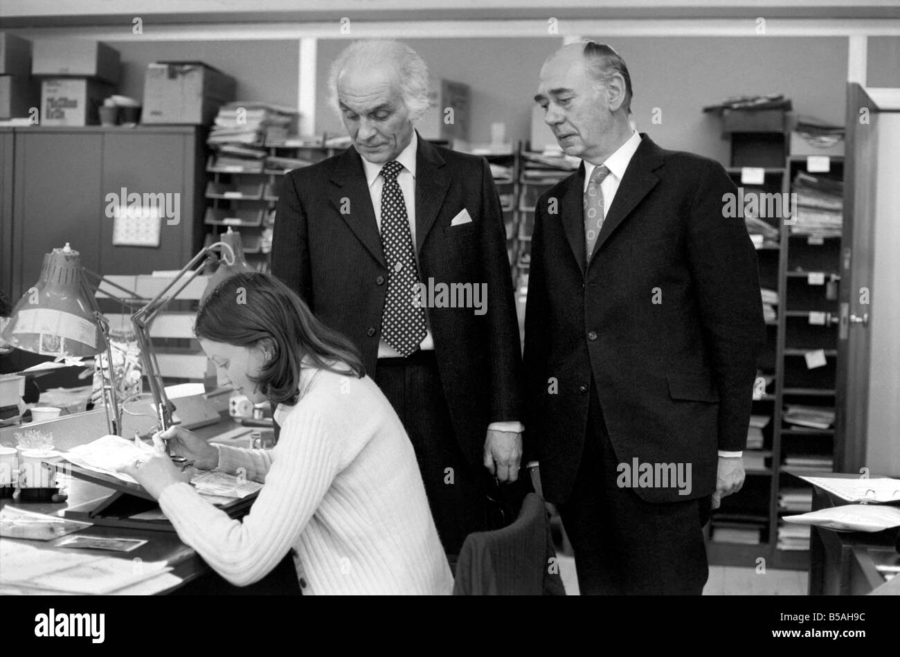 Scotland Yard: Fingerabdrücke bei Scotland Yard. L., R: Detective Chief Supt. Gerald Lambourne, Commander Bob Torf und Deputy Assistant Commissioner Bob Halliday im Finger print Fachbereich mit (links) Anne Hyne, 22, Erith, Kent. April 1975 75-1903-002 Stockfoto